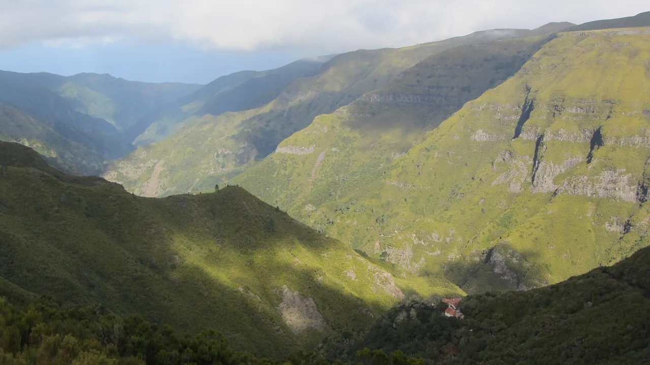 Vereda da Câmara de Carga do Rabaçal, Madeira hiking trail (PR6.7)